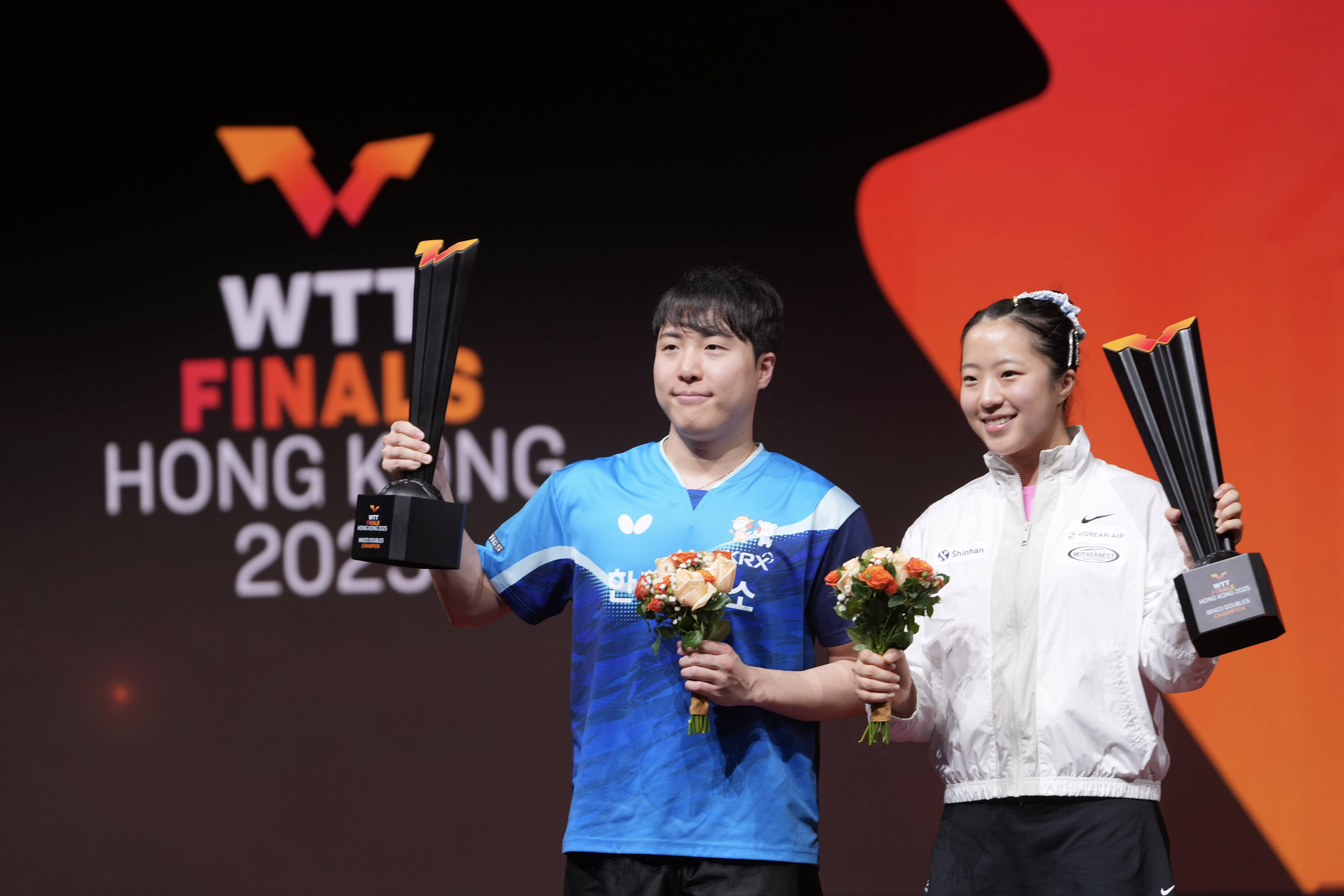 (体育)乒乓球——WTT香港总决赛:林仲勋/申裕斌混双夺冠